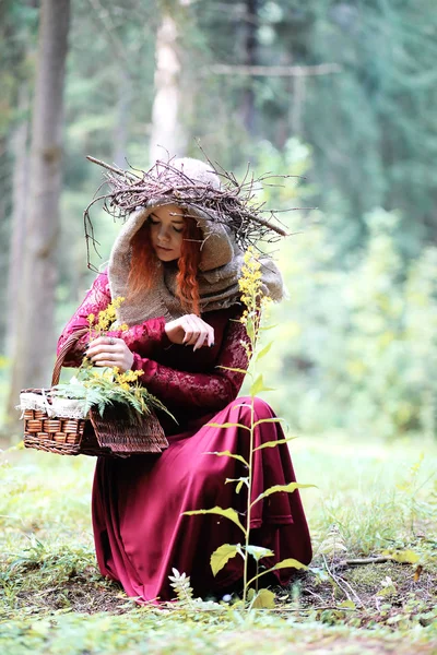 The red-haired witch holds a ritual with a crystal ball — Stock Photo, Image