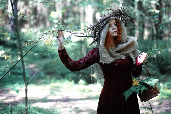A vörös hajú boszorkány tart egy szertartás-, egy kristálygömb — Stock Fotó