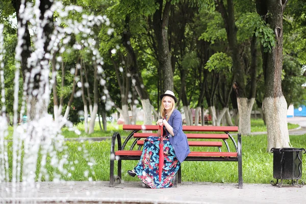 Chica en la calle con un paraguas — Foto de Stock