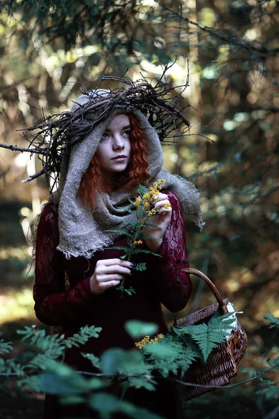 La bruja pelirroja sostiene un ritual con una bola de cristal —  Fotos de Stock
