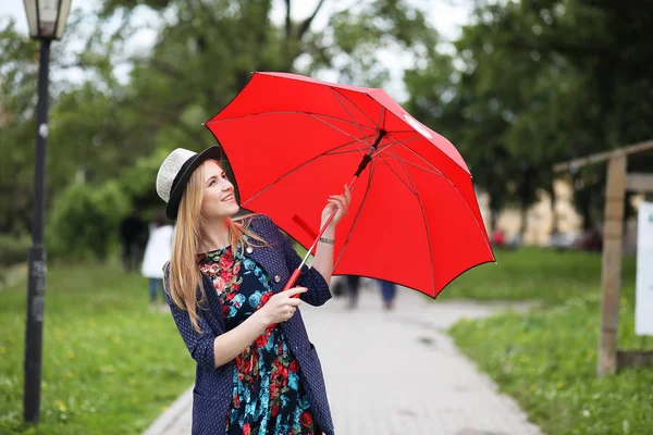 Menina na rua com um guarda-chuva — Fotografia de Stock