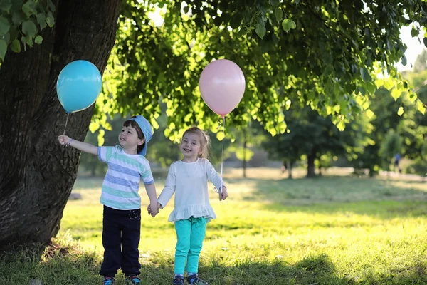 Küçük çocuk bir parkta yürüyüş — Stok fotoğraf