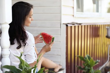 Ahşap sundurma karpuz ile kız