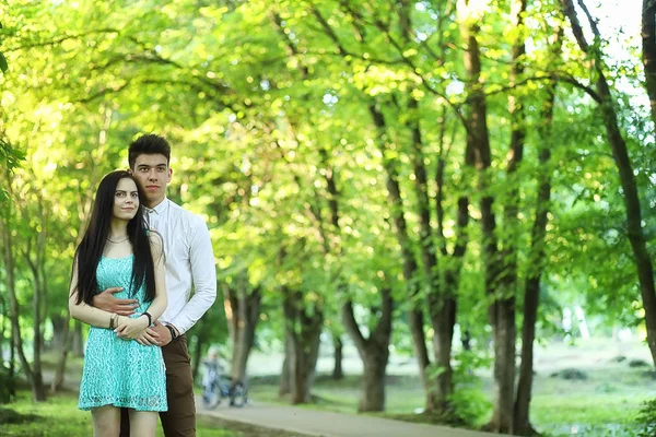 Casal jovem no primeiro encontro — Fotografia de Stock