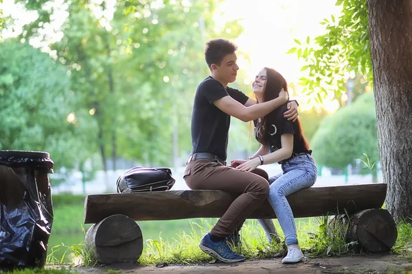 Jeune couple à la première date — Photo