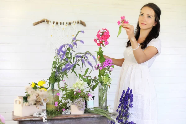 La chica decora un ramo de flores secas — Foto de Stock