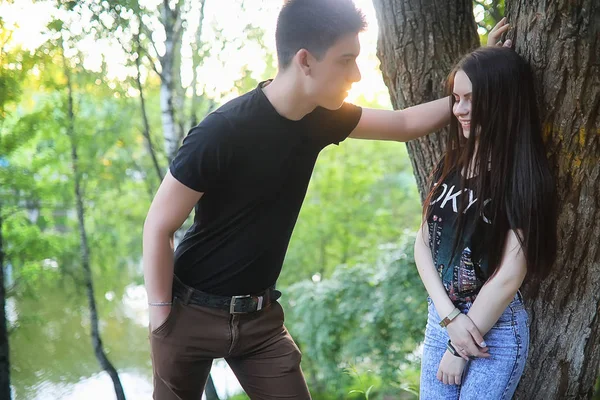 Jeune couple à la première date — Photo