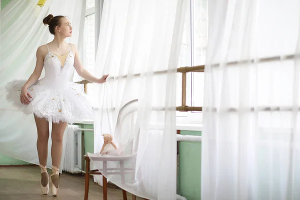 Guapa bailarina de ballet practicando —  Fotos de Stock