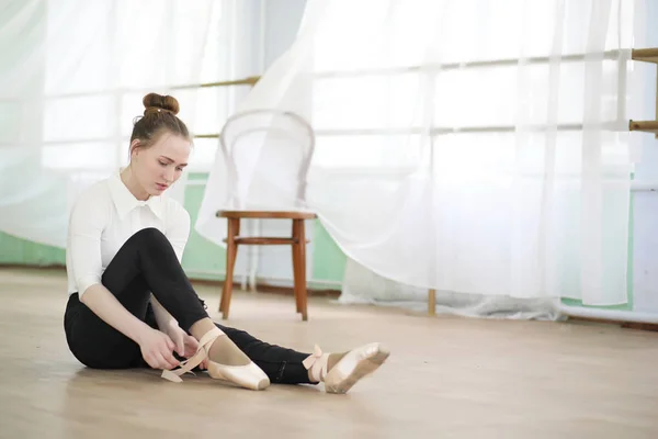 Guapa bailarina de ballet practicando — Foto de Stock