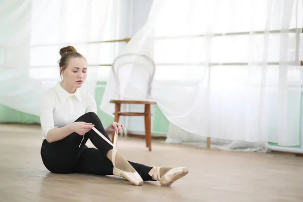 Guapa bailarina de ballet practicando —  Fotos de Stock