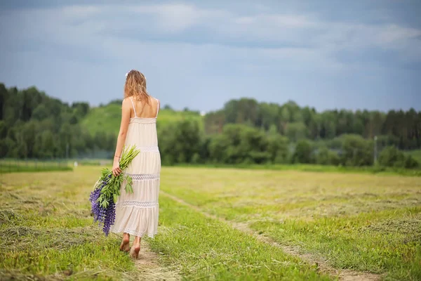 Fille avec un bouquet de fleurs bleues — Photo