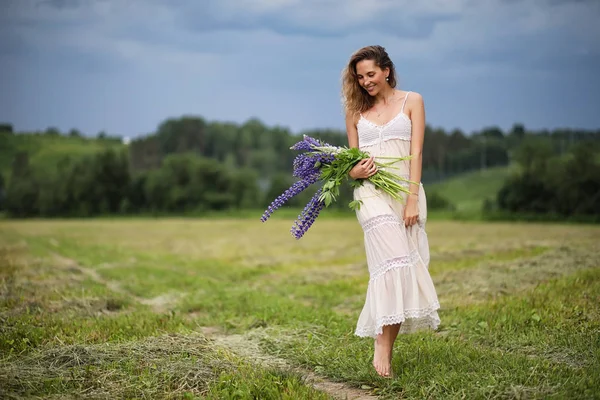 Meisje met een boeket van blauwe bloemen — Stockfoto