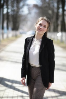 Sevimli kız bir sonbahar Park