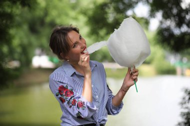 Güzel genç bir çift 