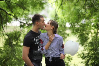 Güzel genç bir çift 