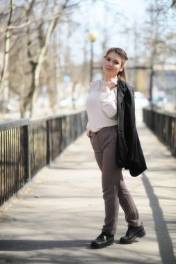 Sevimli kız bir sonbahar Park