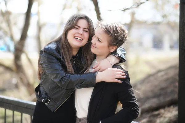 Ragazza carina in un parco autunnale — Foto Stock