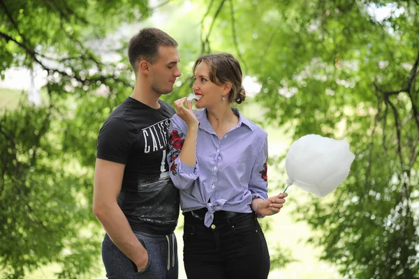 Schönes junges Paar auf einem Spaziergang — Stockfoto