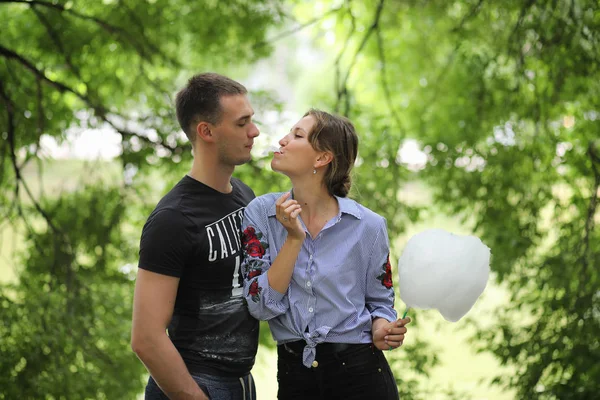 Hermosa pareja joven en un paseo — Foto de Stock