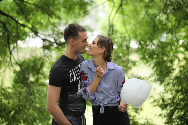 Belo jovem casal em uma caminhada — Fotografia de Stock