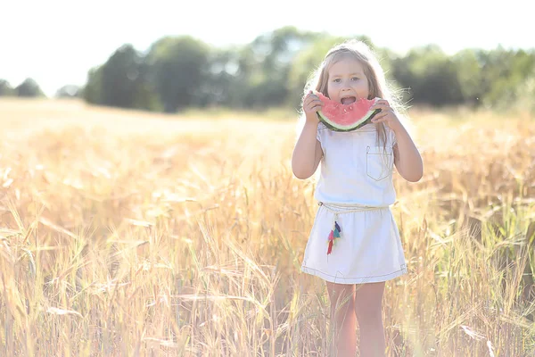 Summer landscape and a girl on nature walk in the countryside. — Stock Photo, Image