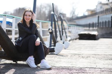 Bahar şehrin içinden bir yürüyüşte kız