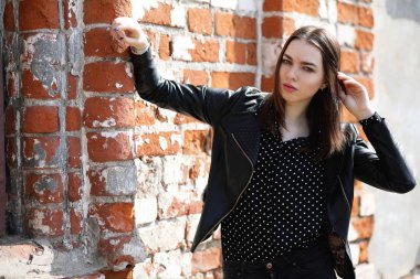 Bahar şehrin içinden bir yürüyüşte kız