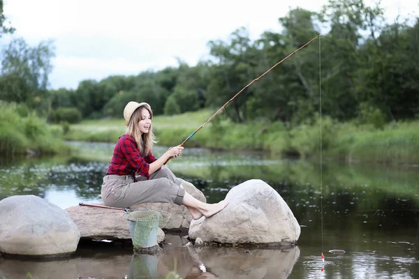 Dívka u řeky s rybářským prutem — Stock fotografie