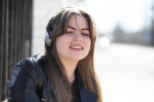 Menina bonito em um parque de outono — Fotografia de Stock