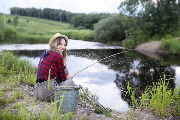 Ragazza vicino al fiume con una canna da pesca — Foto Stock