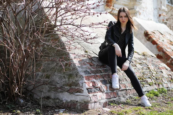 Mädchen auf einem Spaziergang durch die Frühlingsstadt — Stockfoto