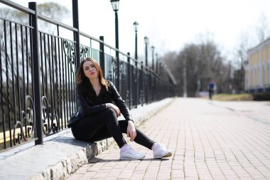 Bahar şehrin içinden bir yürüyüşte kız