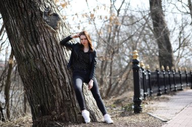 Bahar şehrin içinden bir yürüyüşte kız