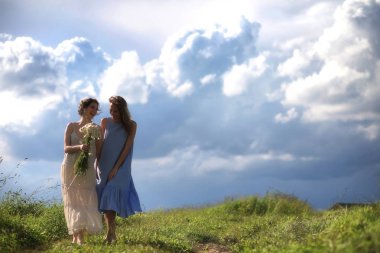 Genç kızlar alanına yürüyor