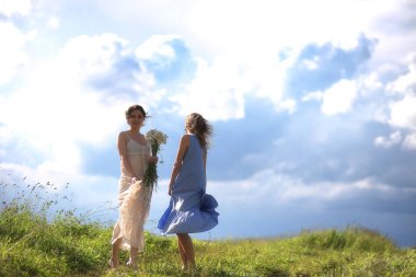 Genç kızlar alanına yürüyor