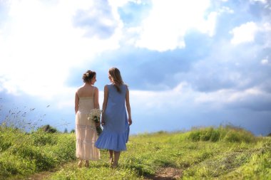 Genç kızlar alanına yürüyor