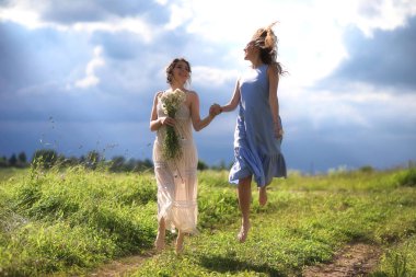 Genç kızlar alanına yürüyor