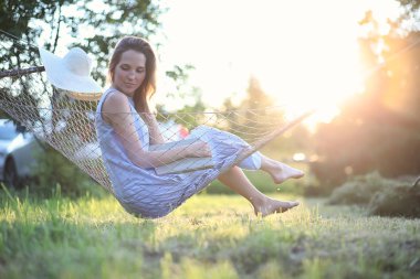 Güzel genç kız yalan ve bir kitap okuma