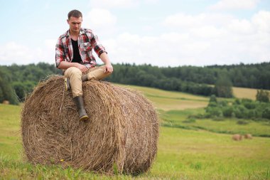 Günbatımında bir alanda aşık Çift