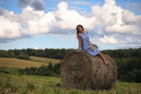 Deux filles en robes dans le champ d'été — Photo