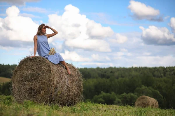 Deux filles en robes dans le champ d'été — Photo