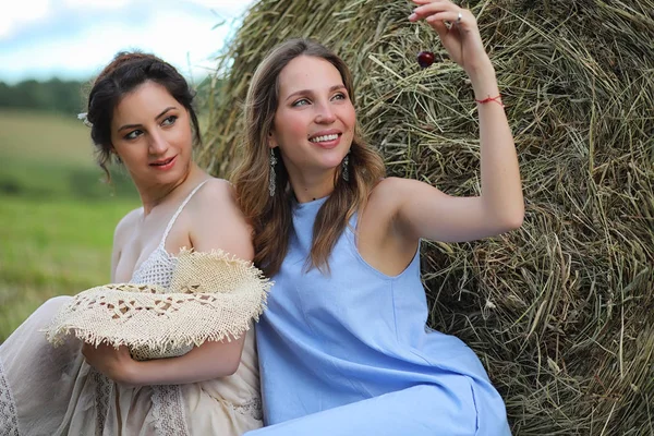 Dos chicas en vestidos en el campo de verano — Foto de Stock