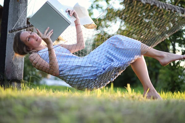 Schönes junges Mädchen liegt und liest ein Buch — Stockfoto