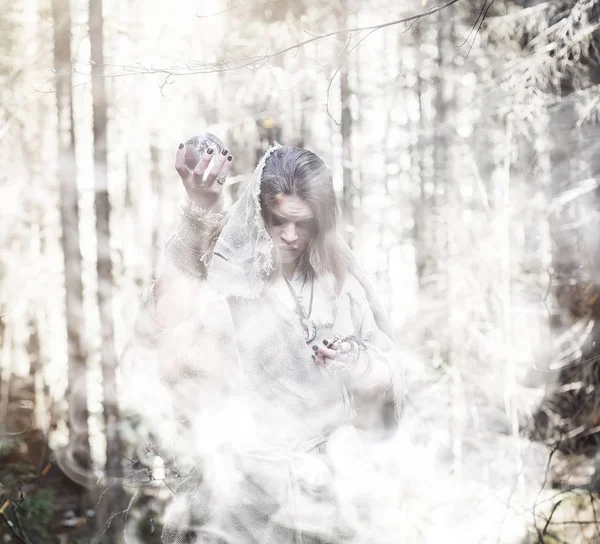 Magicien de fées. Un sorcier avec une sphère de verre, un sort magique — Photo