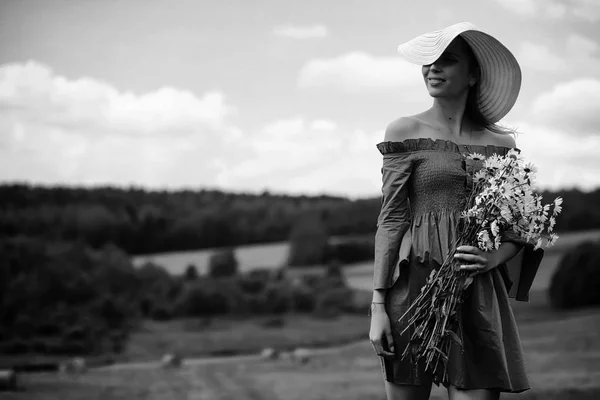 Jolie fille dans un chapeau noir et blanc — Photo