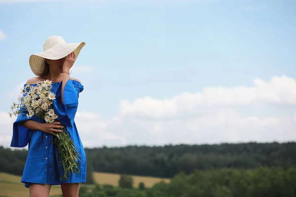 Jeune fille mignonne dans un chapeau dans un champ au coucher du soleil — Photo