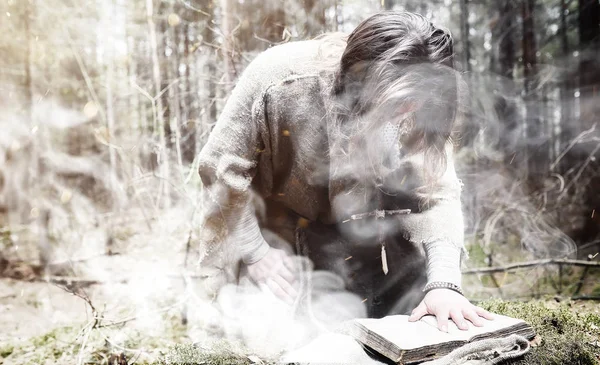 Magicien de fées. Un sorcier avec une sphère de verre, un sort magique — Photo