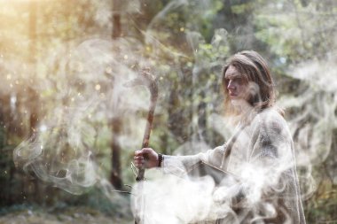 Karanlık bir ormanda bir ritüel bir cüppe içinde geçirir