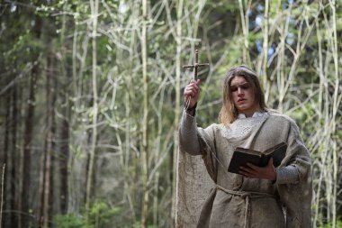 Karanlık bir ormanda bir ritüel bir cüppe içinde geçirir