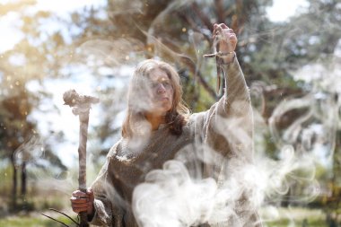 Karanlık bir ormanda bir ritüel bir cüppe içinde geçirir